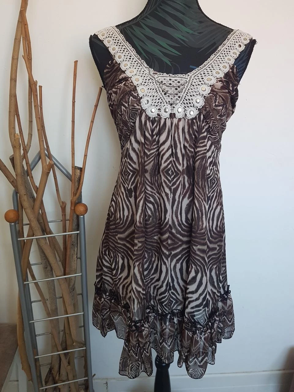 Robe marron, blanc cassé